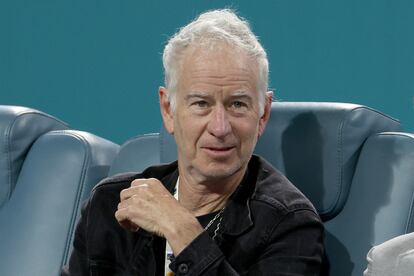 John McEnroe estuvo presente en el partido, que se pospuso por mal tiempo. Originalmente iba a jugarse el miércoles.