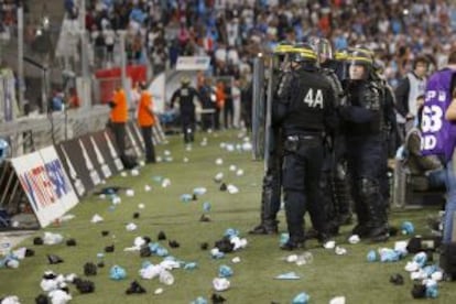 La policía interviene durante el partido.