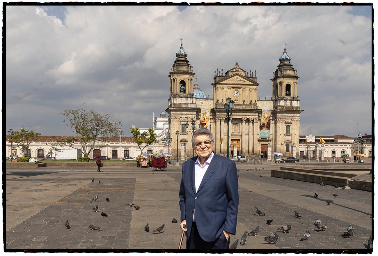 Sergio Ramírez, Premio Cervantes 2017, frente a la Catedral Metropolitana de Ciudad de Guatemala. 