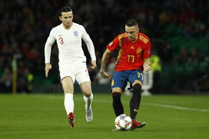 El delantero de España, Iago Aspas, pasa el balón durante el encuentro ante la selección inglesa.