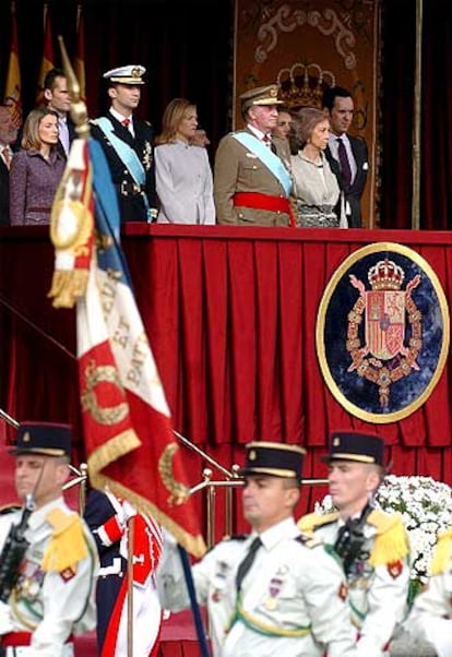 Este a?o el desfile de las Fuerzas Armadas ha estado cargado de polmica por la decisin del ministro de Defensa, Jos Bono, de incluir en el acto a veteranos de la Divisin Azul. En la imagen, la tribuna presidida por los Reyes, ante la que desfilan soldados franceses.