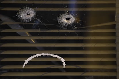 Agujeros de bala en el escaparate del restaurante Belle Équipe, convertido en un emoticono triste tras los atentados terroristas de París de 2015.