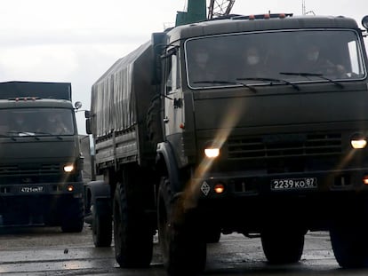 Varios camiones del Ejército transportan a militares y expertos a Eruda, cercana a la mina Olimpiada, en Krasnoyarsk, donde construirán un hospital del campaña contra el coronavirus, este lunes.