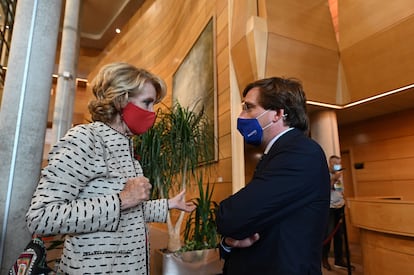 Esperanza Aguirre, expresidenta de la Comunidad de Madrid, conversa en junio del año pasado con el alcalde de la capital, José Luis Rodríguez Almeida.