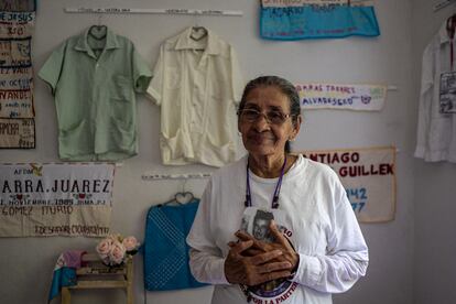 Tita Radilla sostiene una fotografía de su padre desaparecido, Rosendo Radilla, el 30 de agosto de 2024 en Atoyac (Guerrero).