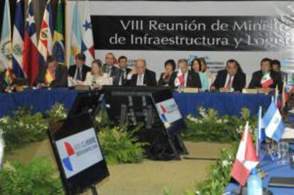 El embajador de España en Panamá, Jesús Silva (i); la ministra de Fomento de España, Ana Pastor (3-i); el Secretario General de la Secretaría General Iberoamericana, Enrique Iglesias (6-i); y el Ministro de Comercio e Industrias de Panamá, Ricardo Quijano (4-d), asisten a una sesión de la VIII Reunión de Ministros de Infraestructura y Logística en Ciudad de Panamá (Panamá).