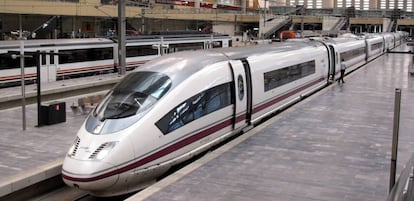 Un tren de alta velocidad de Renfe en la estación de Zaragoza.