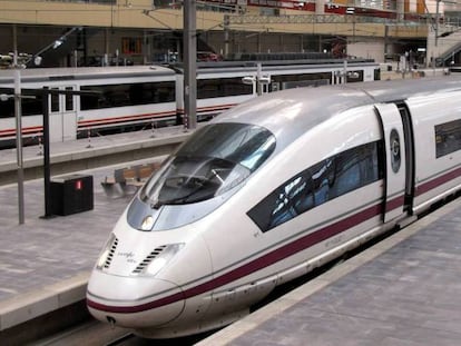 Un tren de alta velocidad de Renfe en la estación de Zaragoza.