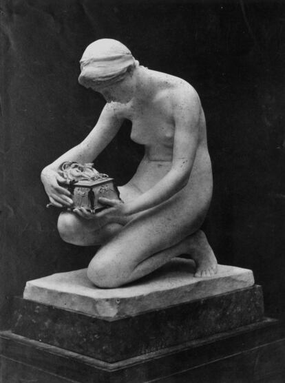 'Pandora' (1890), escultura del artista inglés Harry Bates que representa a la primera mujer, con la caja que contiene todos los males del mundo.
