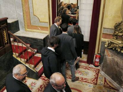 Els diputats dels partits nacionalistes i de Podem abandonant el Congrés aquest dijous en solidaritat amb Homs.