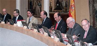 Francisco González, Ernesto Zedillo, José María Aznar, Miguel Á. Cortés, Emilio Botín, Jesús de Polanco y Manuel Pizarro, de izquierda a derecha.