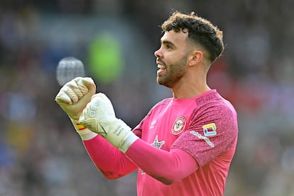 David Raya, durante un partido con el Brentford.