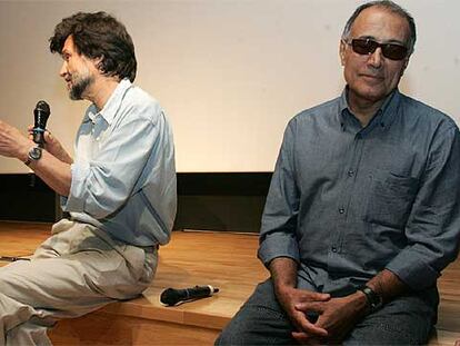 Víctor Erice (a la izquierda) y Abbas Kiarostami, ayer en La Casa Encendida, de Madrid.