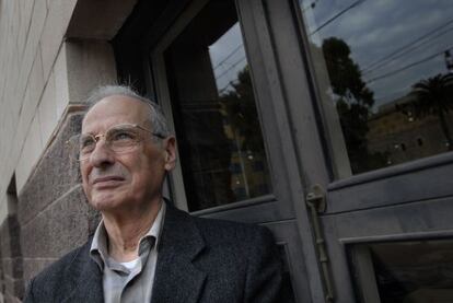 Hilari Raguer, historiador, autor del libro "Requiem por la cristianidad", fotografiado en la sede de Edicions 62.