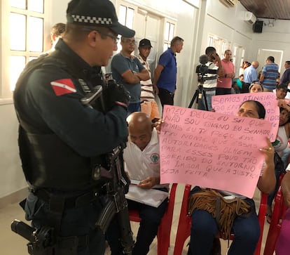 PM do Pará faz vistoria nos cartazes de atingidos por Belo Monte em evento do Senado no Centro de Convenções de Altamira, em 25 de novembro.