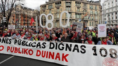 Manifestantes en las calles de Bilbao durante la jornada de huelga general convocada por ELA y LAB.