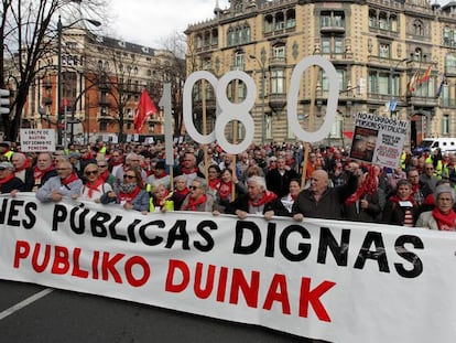 Manifestantes en las calles de Bilbao durante la jornada de huelga general convocada por ELA y LAB.