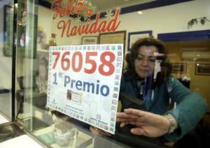 Una mujer en el interior de la administración número dos de El Burgo de Osma, que ha repartido una serie del primer premio del sorteo de Navidad.