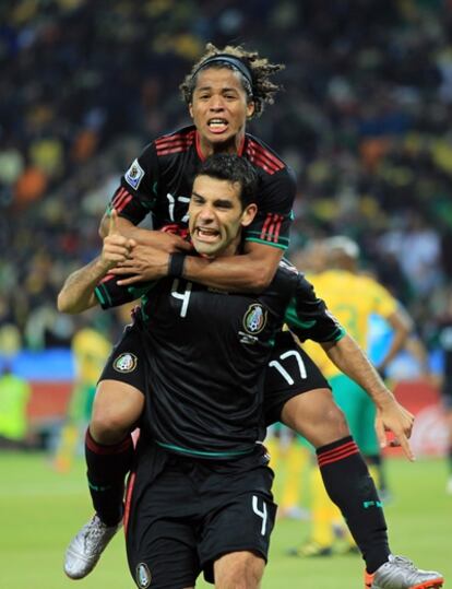 Giovani Dos Santos y Rafa Márquez celebran un gol en Sudáfrica.