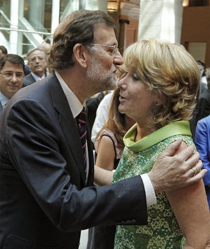 Aguirre recibe la felicitación de de su líder, Mariano Rajoy, antes de tomar posesión de su cargo.