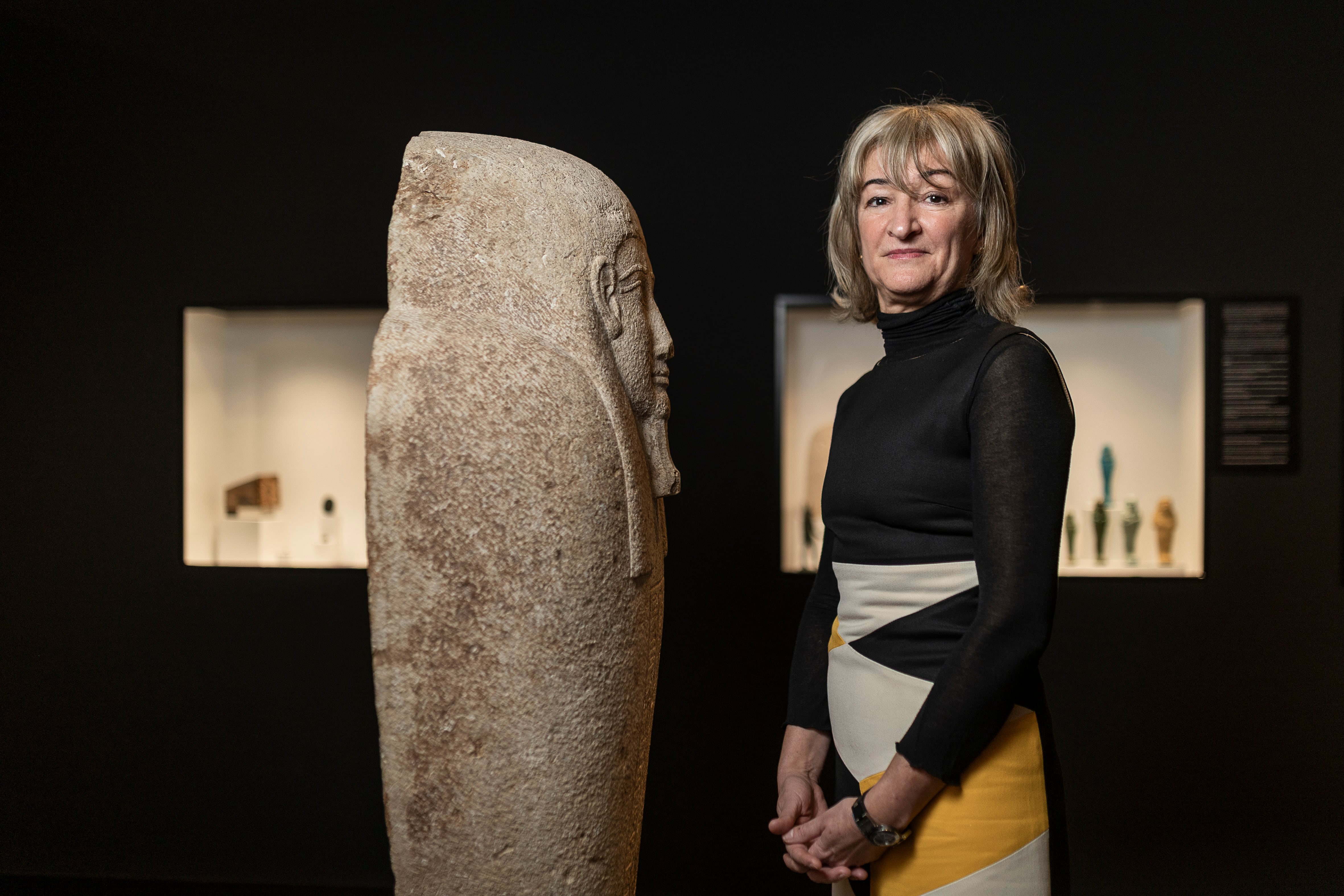 Maixaixa Taulé, junto a la tapa del féretro de Padimin hecho de piedra calcárea.