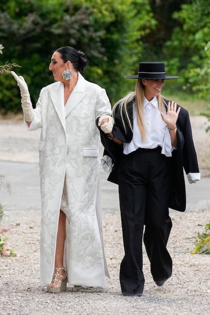 Rossy de Palma y Juana Martín en la apertura de su desfile de alta costura en París, el 7 de julio de 2022.