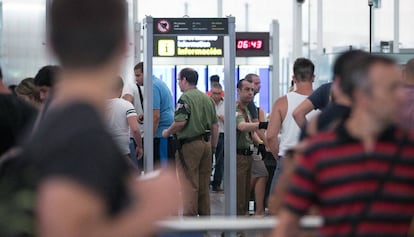 Long security lines at El Prat on Sunday