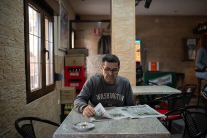 Un hombre lee el periódico en un bar de Villabrágima.