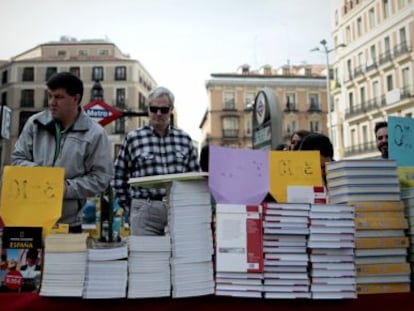 Puesto de libros en la Puerta del Sol.