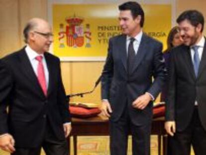 Los ministros de Hacienda, Crist&oacute;bal Montoro y de Industria, Jos&eacute; Manuel Soria, con el secretario de Estado de Energ&iacute;a, Alberto Nadal, en el acto de toma de posesi&oacute;n del cargo de este &uacute;ltimo. 