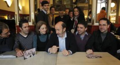 Rubalcaba, durante la reunión con un grupo de jóvenes en una cafetería de Madrid.