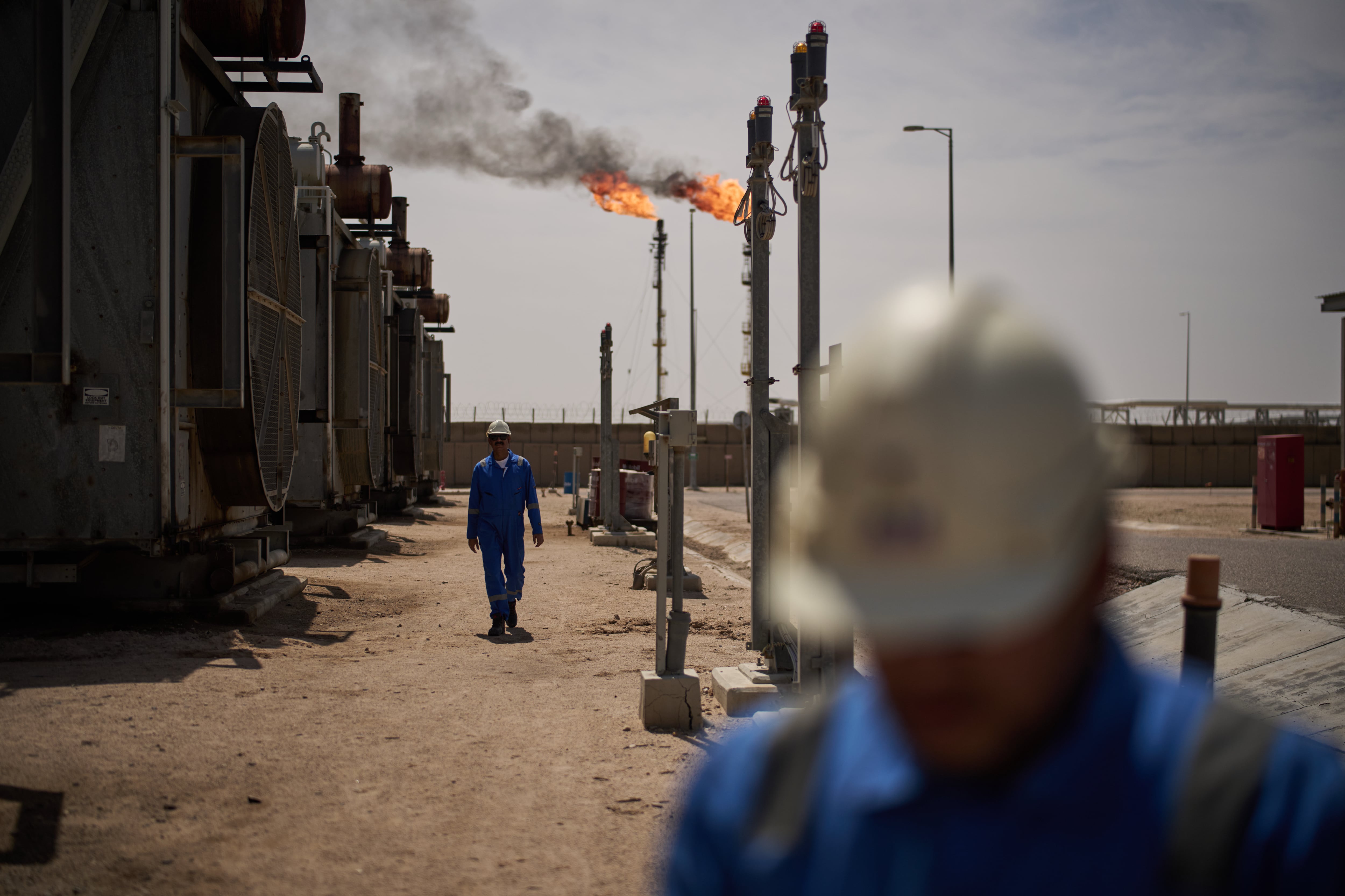 El Ibex se modera tras marcar máximos históricos y el petróleo amplía su caída