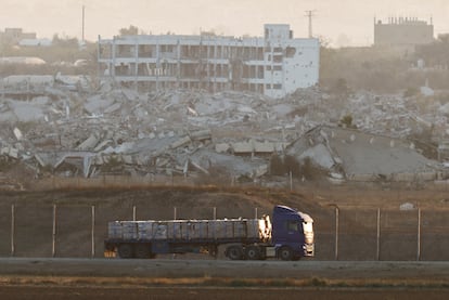 Un camión cargado de ayuda cerca de la frontera entre Israel y Gaza, visto desde Israel.