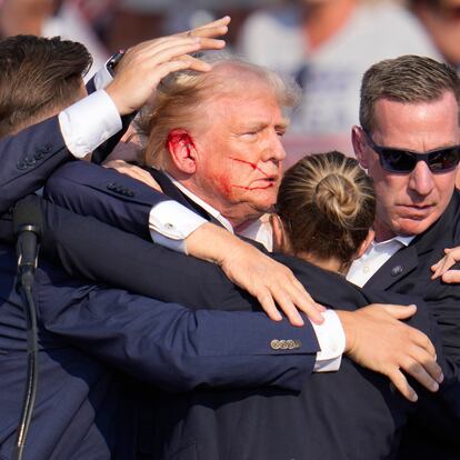 Republican presidential candidate former President Donald Trump is helped off the stage at a campaign event in Butler, Pa., on Saturday, July 13, 2024. (AP Photo/Gene J. Puskar) 


Associated Press / LaPresse
Only italy and Spain