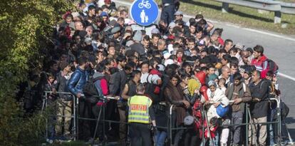 Un grupo de refugiados aguarda en Passau, en la frontera alemana con Austria.