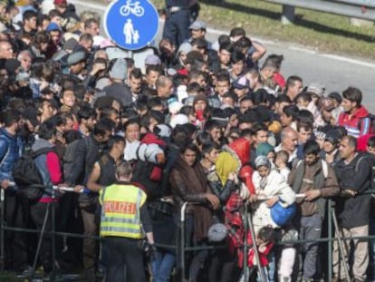 Un grupo de refugiados aguarda en Passau, en la frontera alemana con Austria.