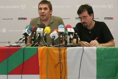 Otegi y Petrikorena comparecen en rueda de prensa con las banderas vasca e irlandesa.