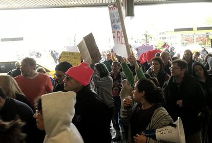 Centenares de personas protestan en el aeropuerto de Florida.