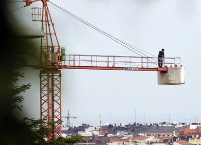 Imagen de la persona que decidió denunciar su situación desde una grúa.