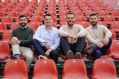 El equipo de Comunicación del RCD Mallorca, en el estadio de Son Moix. De izquierda a derecha: Dani Barjacoba, Franc Subias, Albert Salas y Luis Seoane.