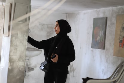 Ranin Alzeriei visita su estudio en Ciudad de Gaza el día de su cumpleaños.