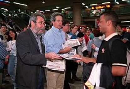 El secretario general de UGT Cándido Méndez reparte propaganda en el intercambiador de Atocha (Madrid).