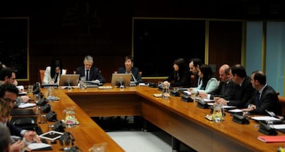 Tapia (al fondo a la derecha) se dirige a los parlamentarios durante la reunión de la comisión.