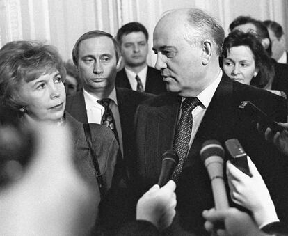 Gorbachov, junto a su esposa, Raisa Gorbachova, en un acto en San Pertersburgo, en mayo de 1994. Detrás de ellos, Putin, entonces presidente del Comité de Relaciones Exteriores de la ciudad.