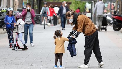 Niños en una calle de Madrid el pasado domingo.