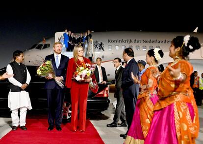 Para su llegada a India, Máxima de Holanda rescató de su armario su clásico traje rojo de dos piezas con blusa del mismo color, de Claes Iversen, con unos tacones de vinilo a juego. Un 'look' que la reina lució a principios de octubre durante un foro económico celebrado en Ámsterdam y que ya ha vestido en otras cuatro ocasiones.