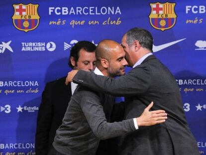 Andoni Zubizarreta, abraza a Guardiola en presencia de Rosell