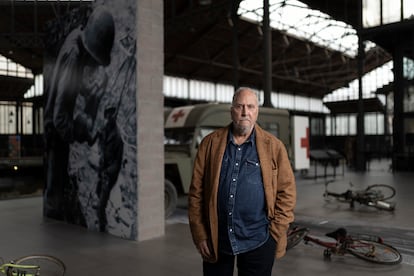 El artista Francesc Torres junto a su instalación 'La maldad bienvenida' expuesta en el Born Centre de Cultura i Memoria.