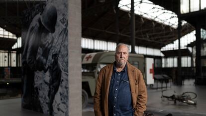 El artista Francesc Torres junto a su instalación 'La maldad bienvenida' expuesta en el Born Centre de Cultura i Memoria.