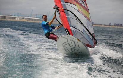 En las pruebas de Windsurf RS:X todos los participantes compiten con la misma tabla, únicamente pueden modificar la altea o quilla y la botavara.